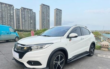 Honda Vezel, 2021 год, 1 735 000 рублей, 1 фотография