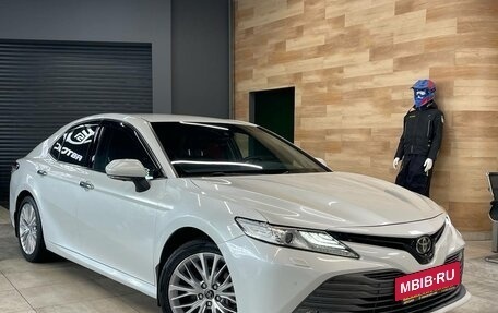 Toyota Camry, 2018 год, 3 090 000 рублей, 2 фотография