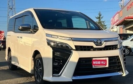 Toyota Voxy III, 2021 год, 1 990 000 рублей, 2 фотография