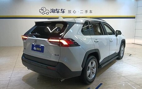 Toyota RAV4, 2021 год, 2 390 000 рублей, 3 фотография