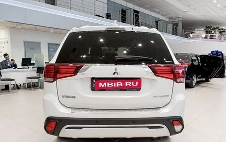 Mitsubishi Outlander III рестайлинг 3, 2019 год, 2 678 000 рублей, 10 фотография