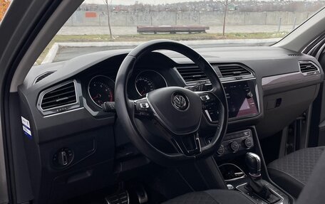 Volkswagen Tiguan II, 2018 год, 2 825 000 рублей, 3 фотография