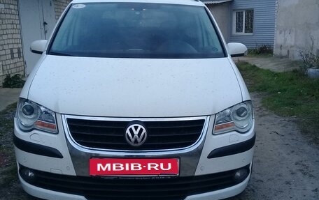 Volkswagen Touran III, 2008 год, 780 000 рублей, 1 фотография