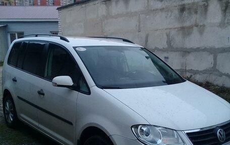 Volkswagen Touran III, 2008 год, 780 000 рублей, 2 фотография