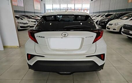 Toyota C-HR I рестайлинг, 2022 год, 2 600 000 рублей, 4 фотография