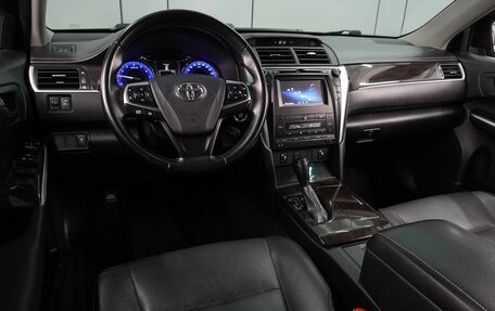 Toyota Camry, 2017 год, 2 099 000 рублей, 6 фотография