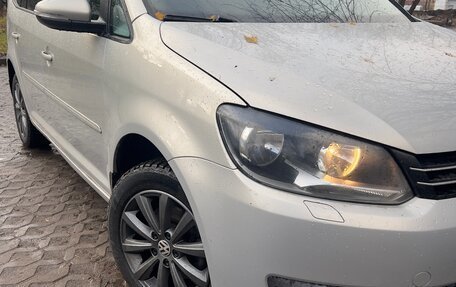 Volkswagen Touran III, 2011 год, 1 050 000 рублей, 2 фотография