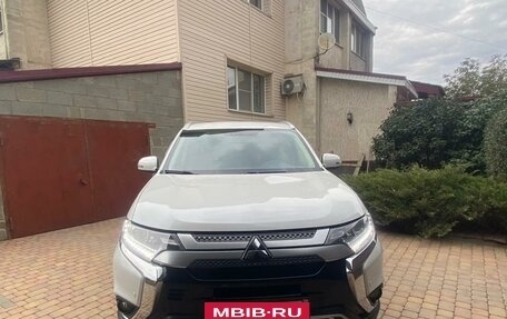 Mitsubishi Outlander III рестайлинг 3, 2019 год, 2 400 000 рублей, 6 фотография