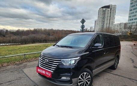 Hyundai Grand Starex Grand Starex I рестайлинг 2, 2018 год, 3 990 000 рублей, 3 фотография