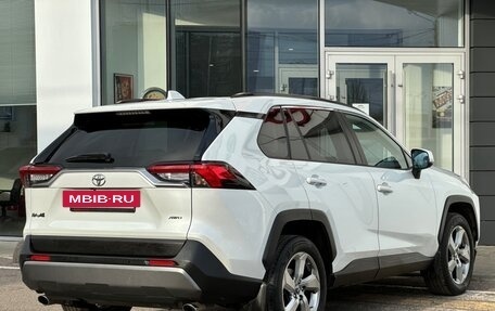 Toyota RAV4, 2021 год, 3 800 000 рублей, 9 фотография