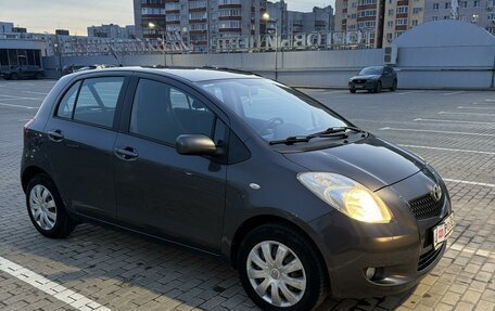 Toyota Yaris III рестайлинг, 2008 год, 620 000 рублей, 2 фотография