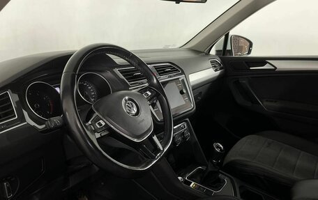 Volkswagen Tiguan II, 2019 год, 2 340 000 рублей, 13 фотография