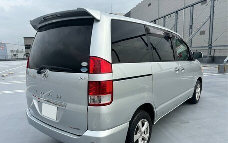 Toyota Noah III, 2005 год, 560 016 рублей, 3 фотография