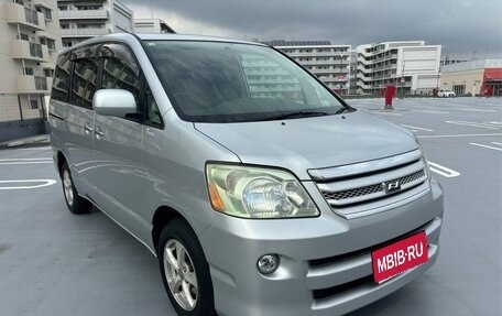 Toyota Noah III, 2005 год, 560 016 рублей, 2 фотография