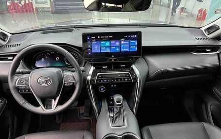 Toyota Venza, 2022 год, 3 930 000 рублей, 2 фотография