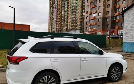 Mitsubishi Outlander III рестайлинг 3, 2022 год, 2 999 000 рублей, 8 фотография