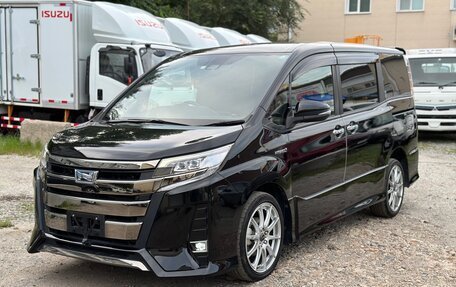 Toyota Noah III, 2019 год, 2 600 000 рублей, 3 фотография