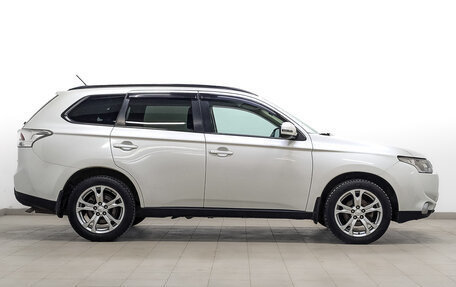 Mitsubishi Outlander III рестайлинг 3, 2013 год, 1 580 000 рублей, 4 фотография