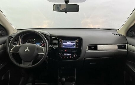 Mitsubishi Outlander III рестайлинг 3, 2013 год, 2 150 000 рублей, 10 фотография