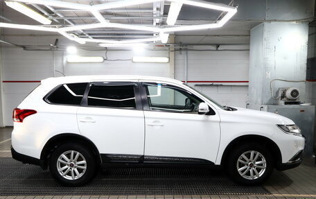 Mitsubishi Outlander III рестайлинг 3, 2015 год, 1 720 000 рублей, 12 фотография