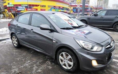 Hyundai Solaris II рестайлинг, 2011 год, 800 000 рублей, 5 фотография