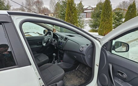 Renault Logan II, 2017 год, 850 000 рублей, 3 фотография