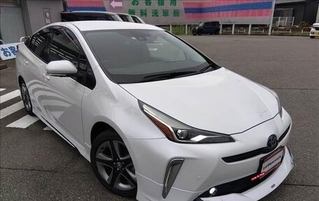 Toyota Prius IV XW50, 2021 год, 1 890 000 рублей, 2 фотография