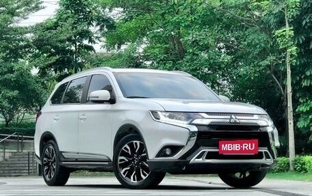 Mitsubishi Outlander III рестайлинг 3, 2020 год, 2 110 000 рублей, 3 фотография