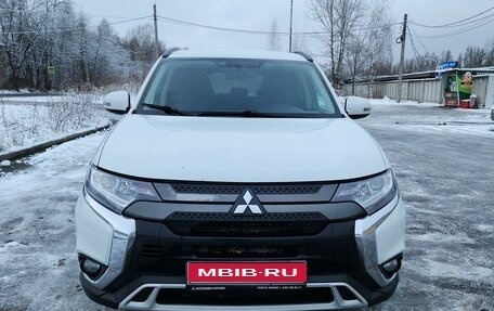 Mitsubishi Outlander III рестайлинг 3, 2021 год, 2 400 000 рублей, 1 фотография