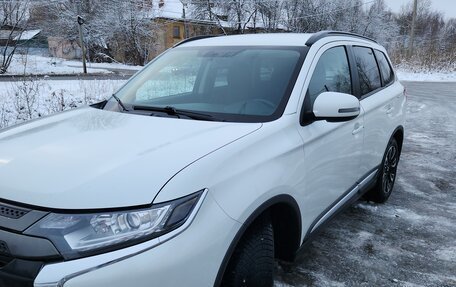 Mitsubishi Outlander III рестайлинг 3, 2021 год, 2 400 000 рублей, 3 фотография