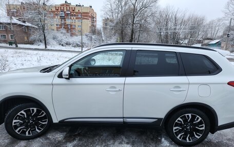 Mitsubishi Outlander III рестайлинг 3, 2021 год, 2 400 000 рублей, 8 фотография