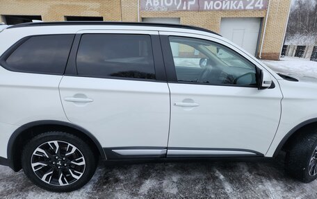 Mitsubishi Outlander III рестайлинг 3, 2021 год, 2 400 000 рублей, 7 фотография