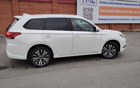 Mitsubishi Outlander III рестайлинг 3, 2022 год, 3 070 000 рублей, 4 фотография