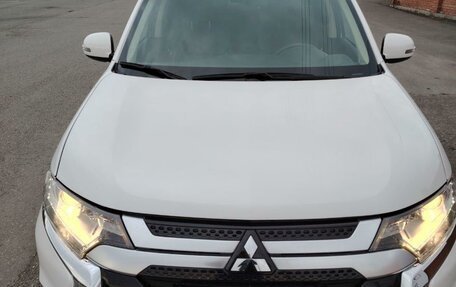 Mitsubishi Outlander III рестайлинг 3, 2022 год, 3 070 000 рублей, 3 фотография