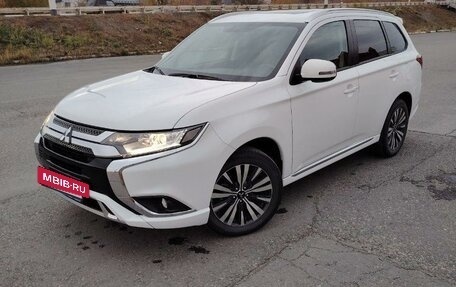 Mitsubishi Outlander III рестайлинг 3, 2022 год, 3 070 000 рублей, 2 фотография