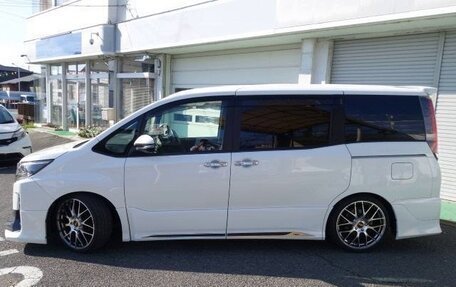 Toyota Noah III, 2021 год, 2 311 000 рублей, 4 фотография