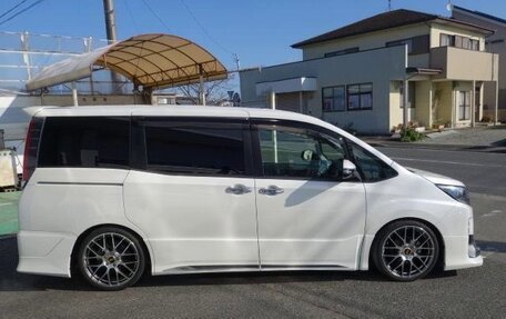 Toyota Noah III, 2021 год, 2 311 000 рублей, 3 фотография