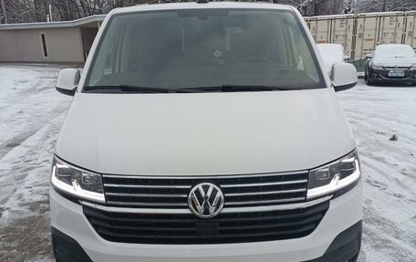 Volkswagen Caravelle T6 рестайлинг, 2021 год, 7 500 000 рублей, 1 фотография