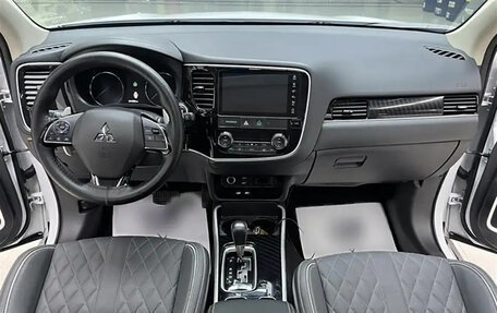 Mitsubishi Outlander III рестайлинг 3, 2021 год, 2 450 050 рублей, 8 фотография