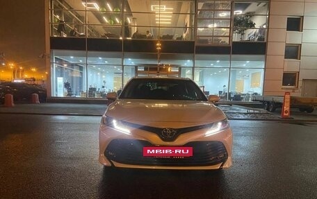 Toyota Camry, 2020 год, 3 300 000 рублей, 2 фотография