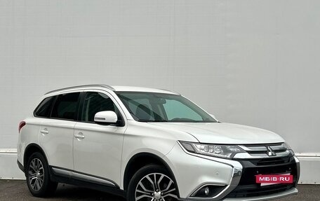 Mitsubishi Outlander III рестайлинг 3, 2017 год, 1 898 600 рублей, 3 фотография