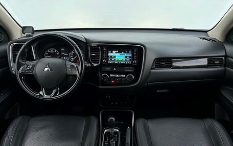 Mitsubishi Outlander III рестайлинг 3, 2017 год, 1 898 600 рублей, 8 фотография