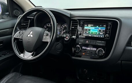 Mitsubishi Outlander III рестайлинг 3, 2017 год, 1 898 600 рублей, 16 фотография