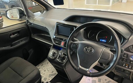 Toyota Voxy III, 2016 год, 2 499 999 рублей, 8 фотография