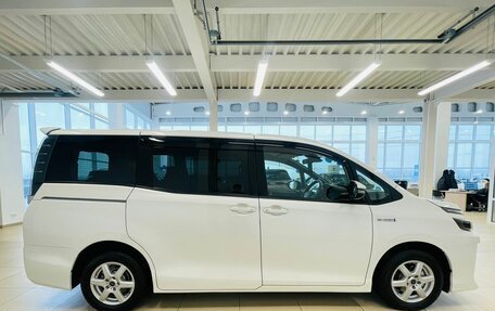 Toyota Voxy III, 2016 год, 2 499 999 рублей, 4 фотография