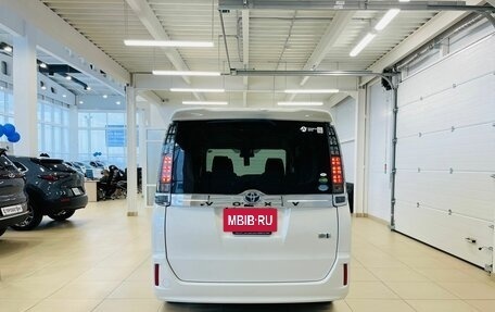 Toyota Voxy III, 2016 год, 2 499 999 рублей, 2 фотография