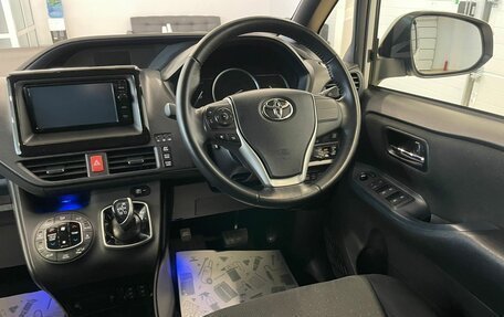 Toyota Voxy III, 2016 год, 2 499 999 рублей, 12 фотография