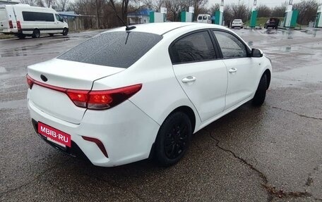 KIA Rio IV, 2017 год, 885 000 рублей, 2 фотография