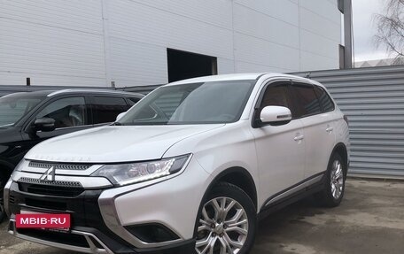 Mitsubishi Outlander III рестайлинг 3, 2020 год, 2 849 000 рублей, 3 фотография