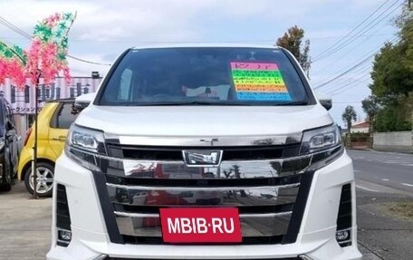 Toyota Noah III, 2021 год, 2 200 000 рублей, 13 фотография